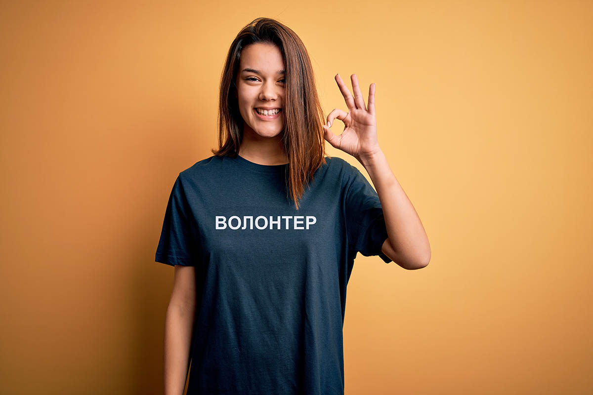 Волонтером можно быть и удаленно: отвечать в чатах, вести соцсети, собирать заявки и переводить деньги. Источник: Krakenimages.com / Shutterstock / FOTODOM