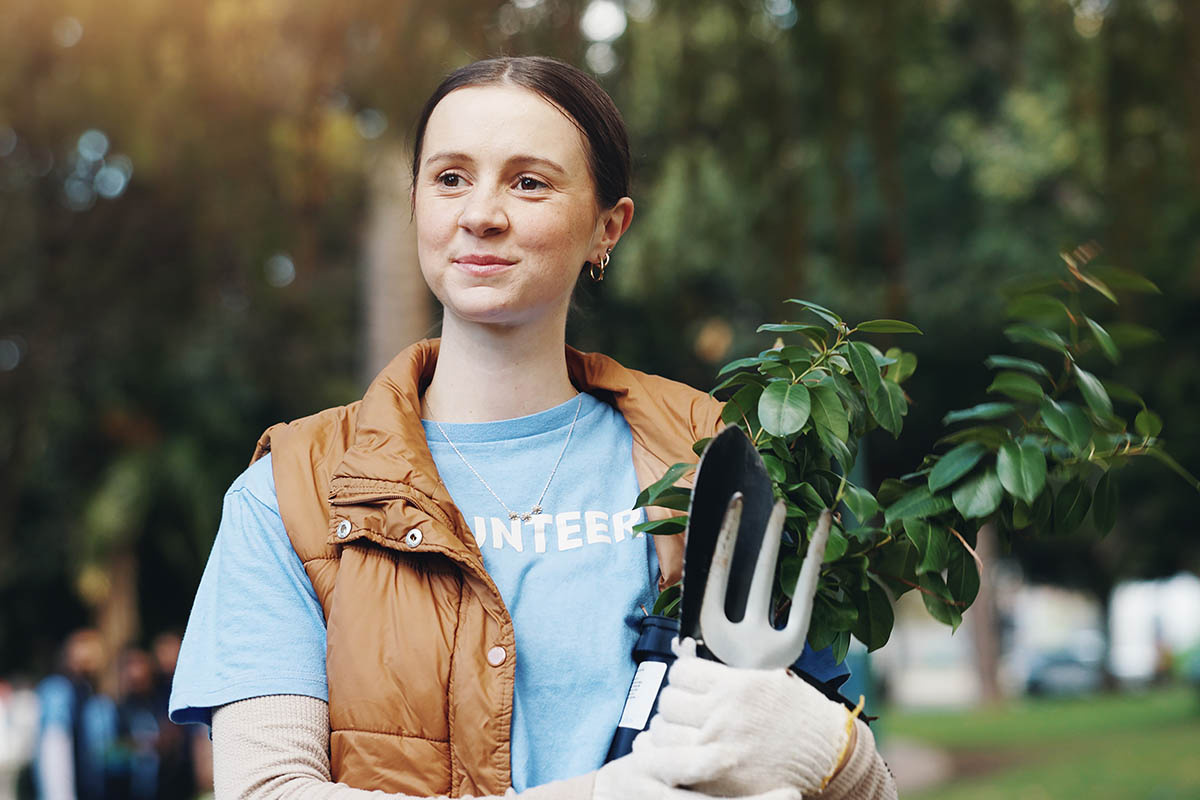 Многие фонды принимают волонтеров без опыта и проводят короткие инструктажи. Источник: PeopleImages / Shutterstock / FOTODOM 