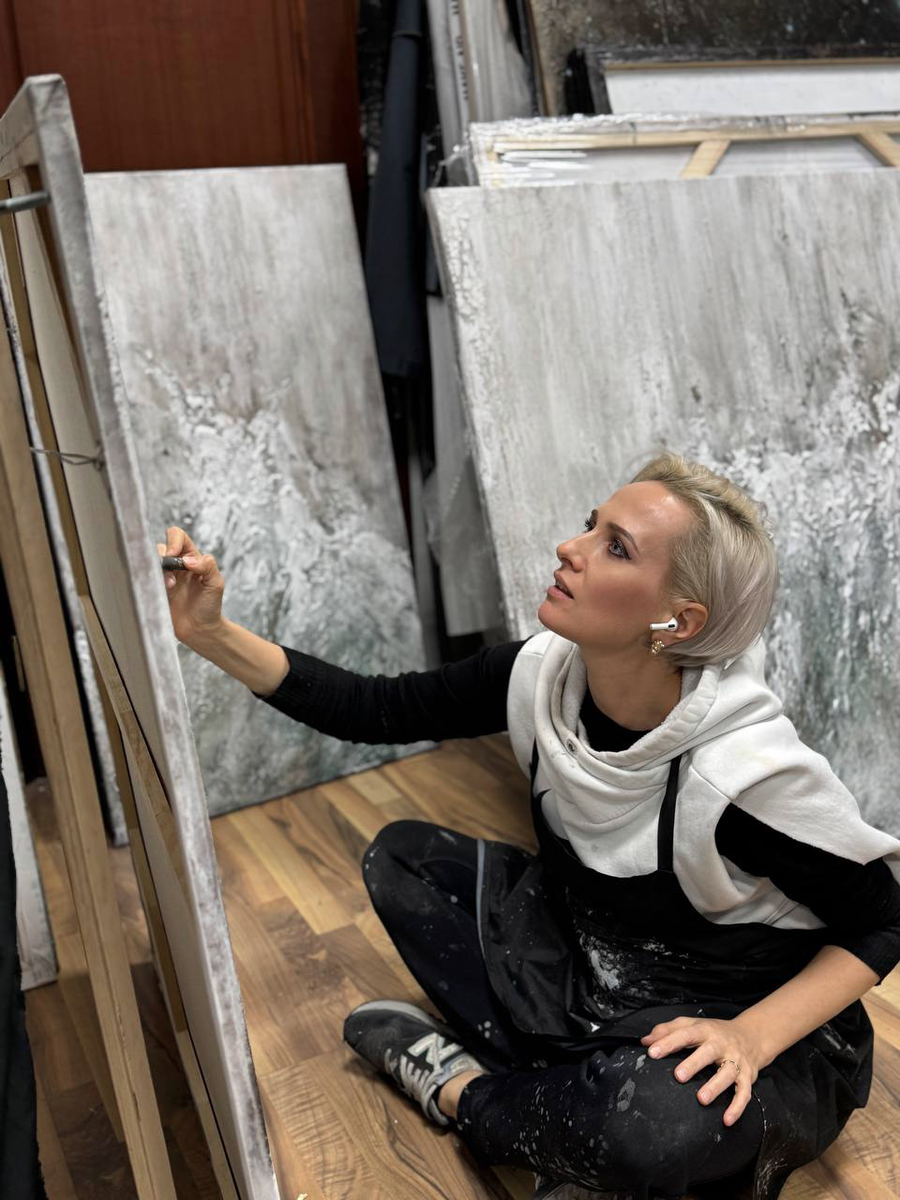 Художница рисует картину