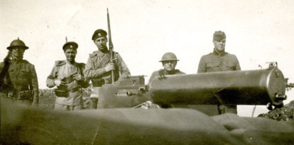 Позиция пулемёта Browning M1917: американские солдаты позируют с бойцами Чехословацкого легиона. Похоже, чехи вооружены японскими винтовками «Арисака».