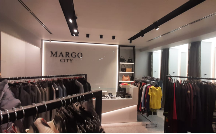 Создание единого дизайн-проекта торгового центра.
Разработка индивидуального стиля, узнаваемого среди других торговых площадок города или региона.
Проектирование важных зон для посетителей (комнаты мамы и ребенка, уборные комнаты и т.д.).
Проектирование аварийных выходов из расчета потока посетителей в торговом центре.
