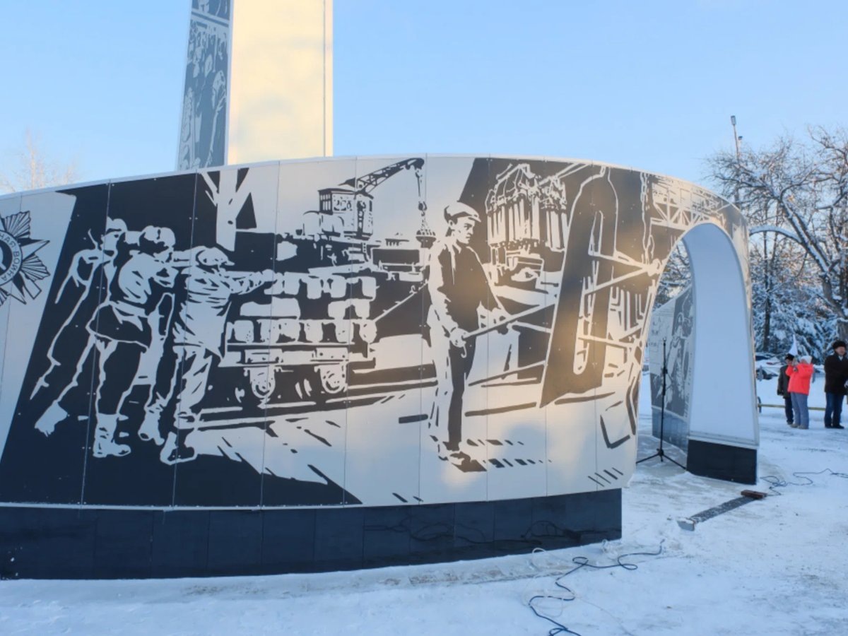    Стела рассказывает о подвиге трудового народа