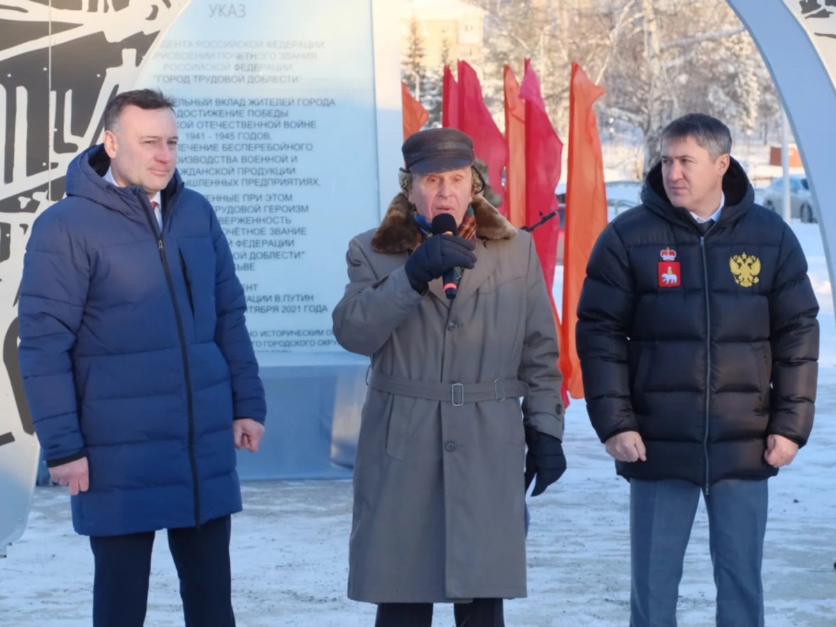    Лысьвенец Виктор Батанов (в центре) трудился вместе с создателями легендарной каски Александром Филиным и Евгением Ширинкиным