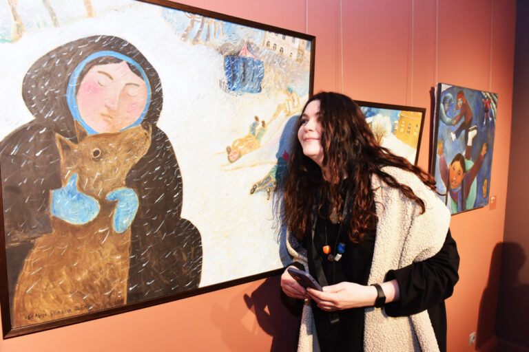    В Оренбурге открылась зимняя выставка «Сугробы высотой с меня» Оренбуржье