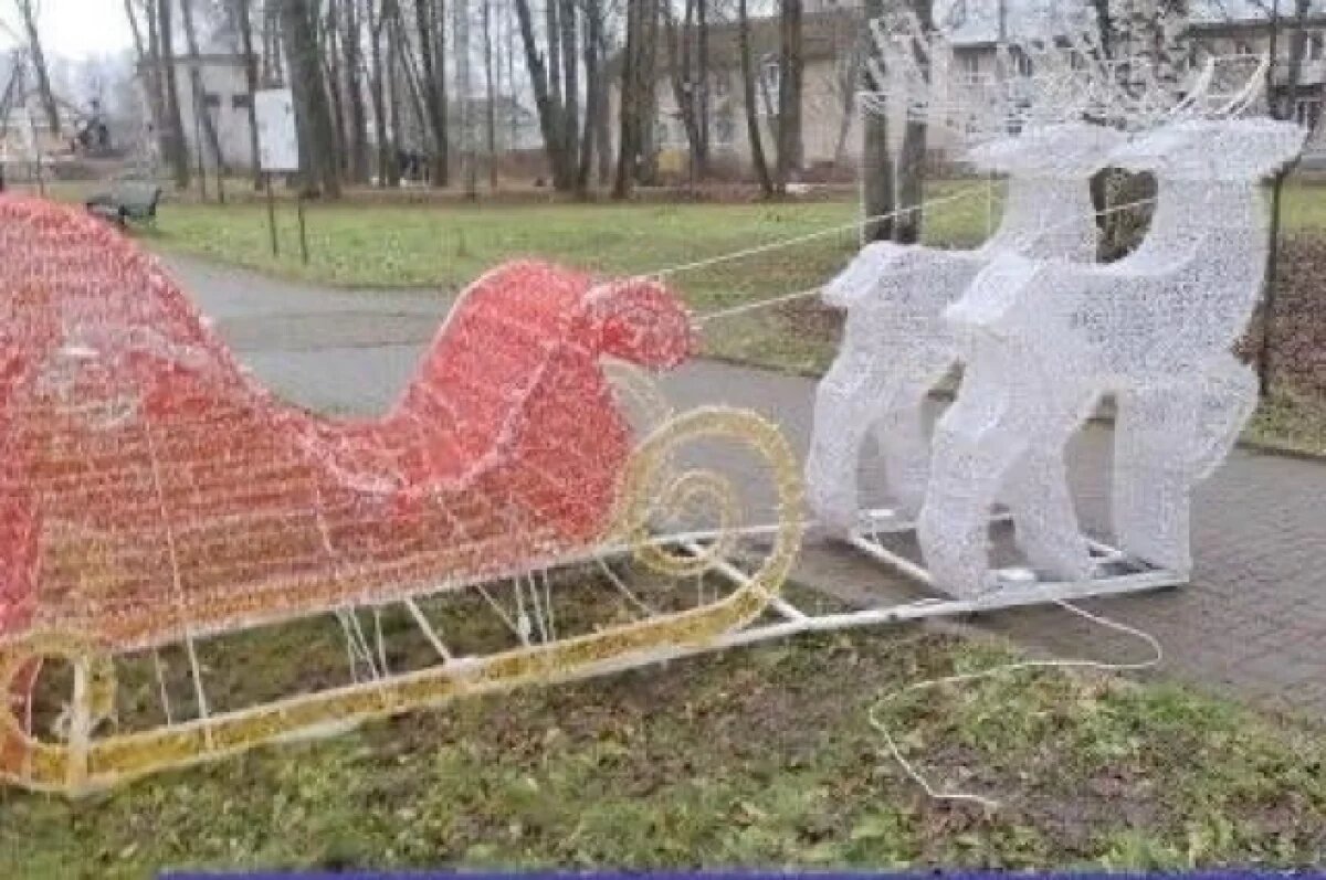    В Некоузском округе двое мужчин повредили новогоднее украшение