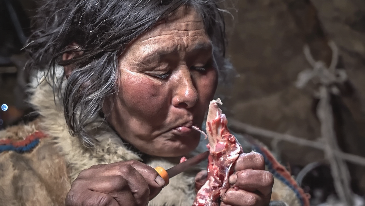 Кадр из видео «Оленина – главный деликатес Севера. Мясо оленевых. Блюда. Вяление. История | Факты»/АНО «Ямал-Медиа»