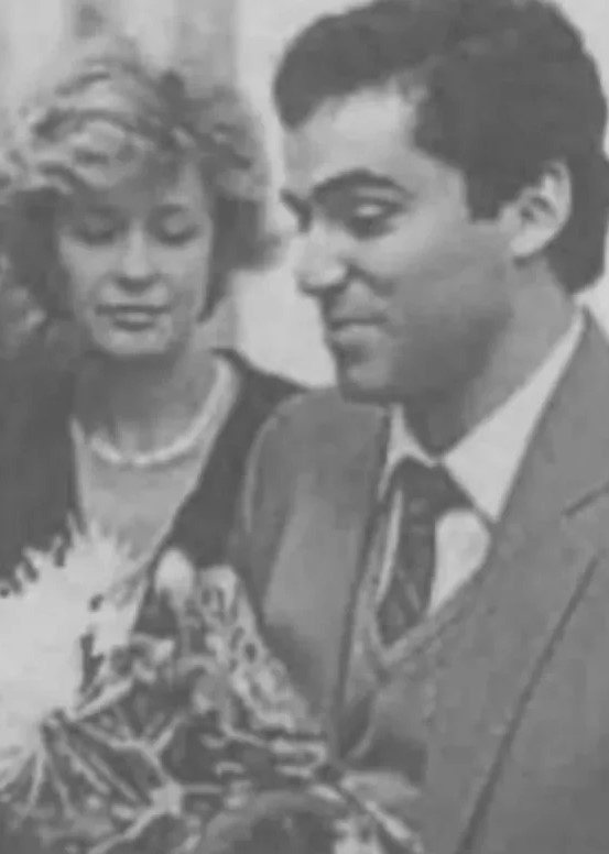 Марина Неёлова старше Каспарова на 16 лет.