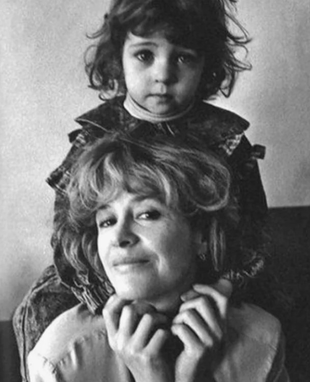 Биологический отец Ники так её и не признал.