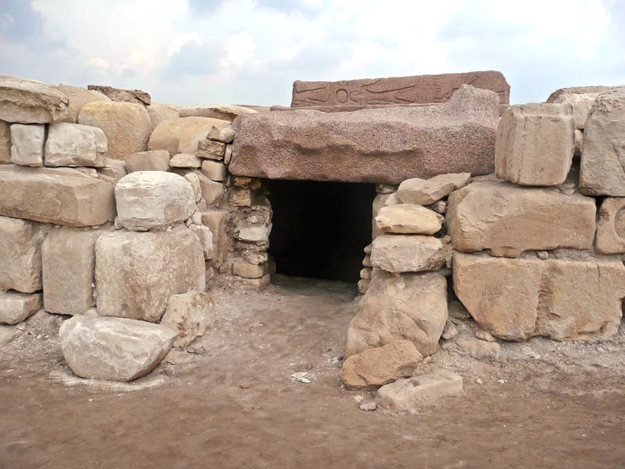 Вход в гробницу Осоркона II в некрополе Таниса / Jon Bodsworth