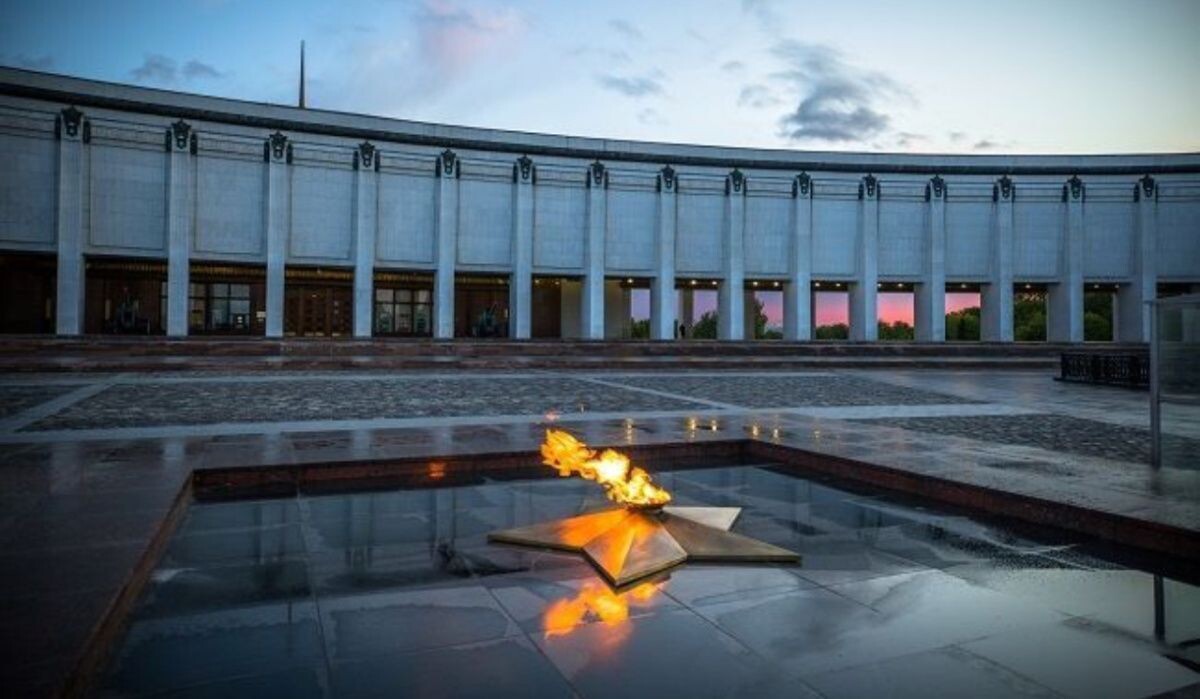     Вечный огонь у стен Музея Победы. Источник: Музей Победы Автор фото: Пресс-служба Музея Победы