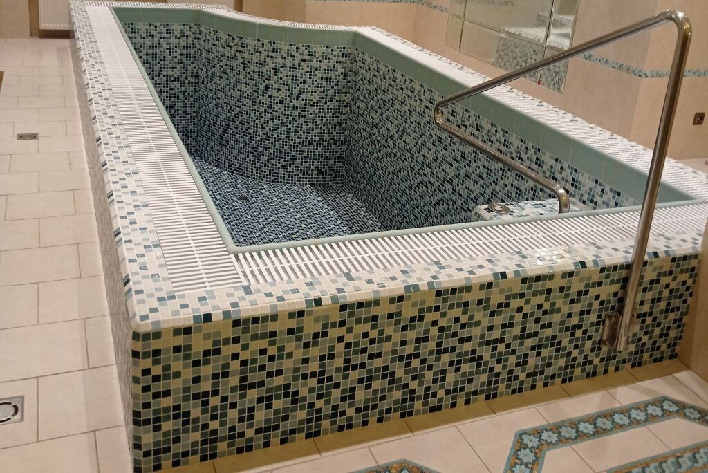 Не стоит искать идеальный материал. Нужно выбрать тот, который подходит под конкретные условия (есть ли подъезд для техники, какой грунт, будущий дизайн и т.д.) 