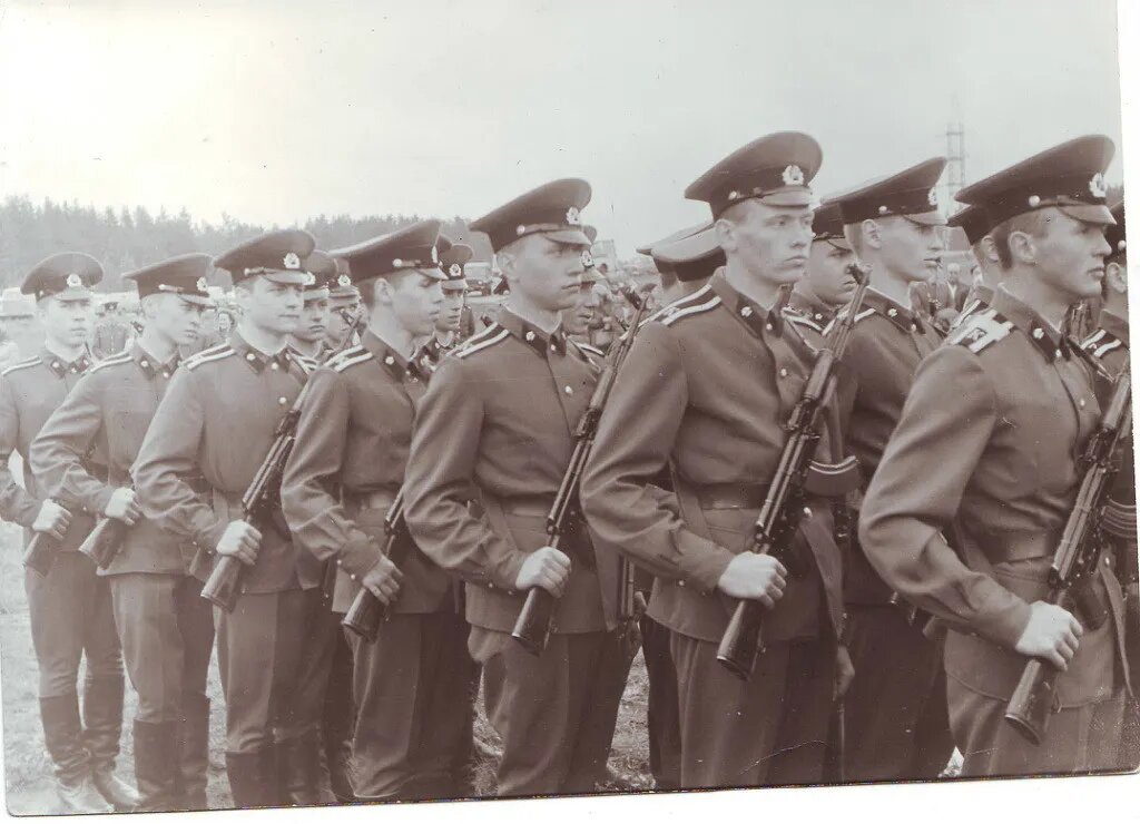 Командир Сержант Русецкий Володя, я четвертый- Жора Сапожников. Фото 1978 года
