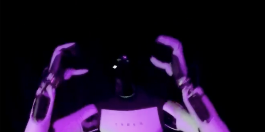 Роботами Tesla управляют люди: новое видео с падением гуманоида вызвало споры в сети