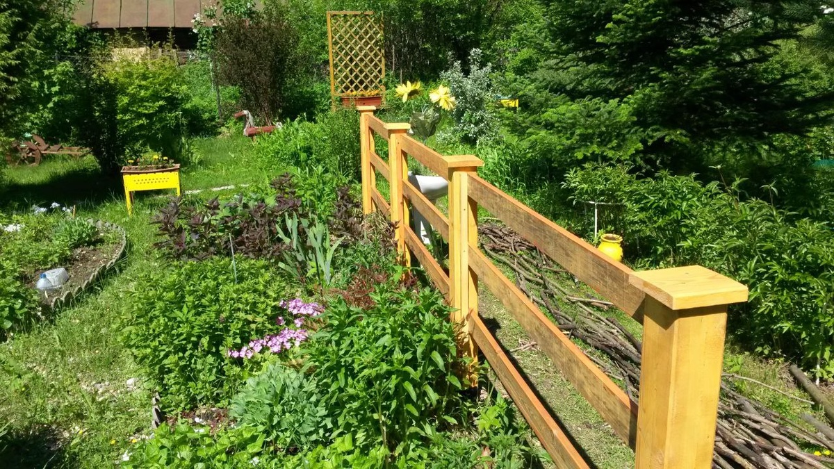 Самодельная пергола и декоративный забор в стиле "кантри". Фото автора