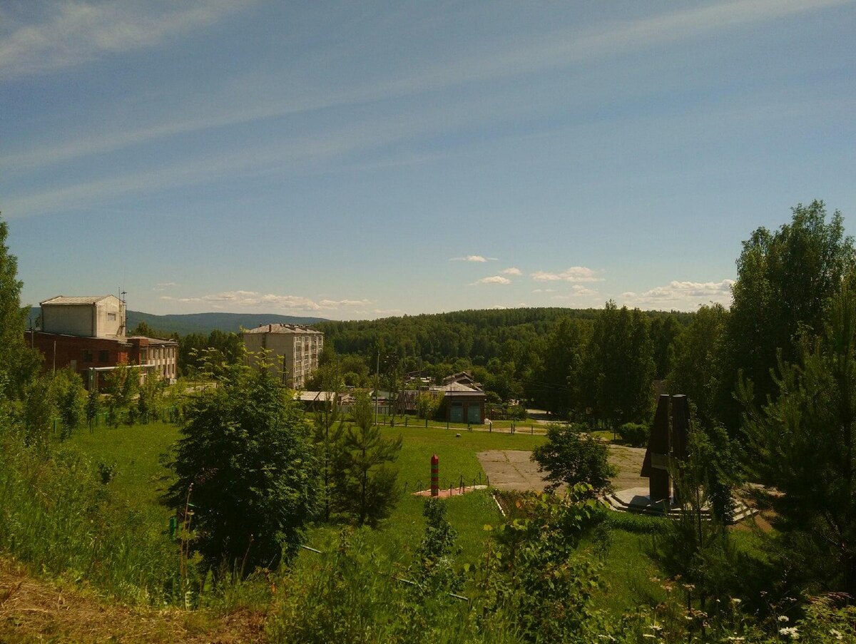 «Стела и здание Дома Культуры в Половинном (июль 2022)»  –  «Пейзажные фотографии в Половинном (2016-2022)» [авторский архив]