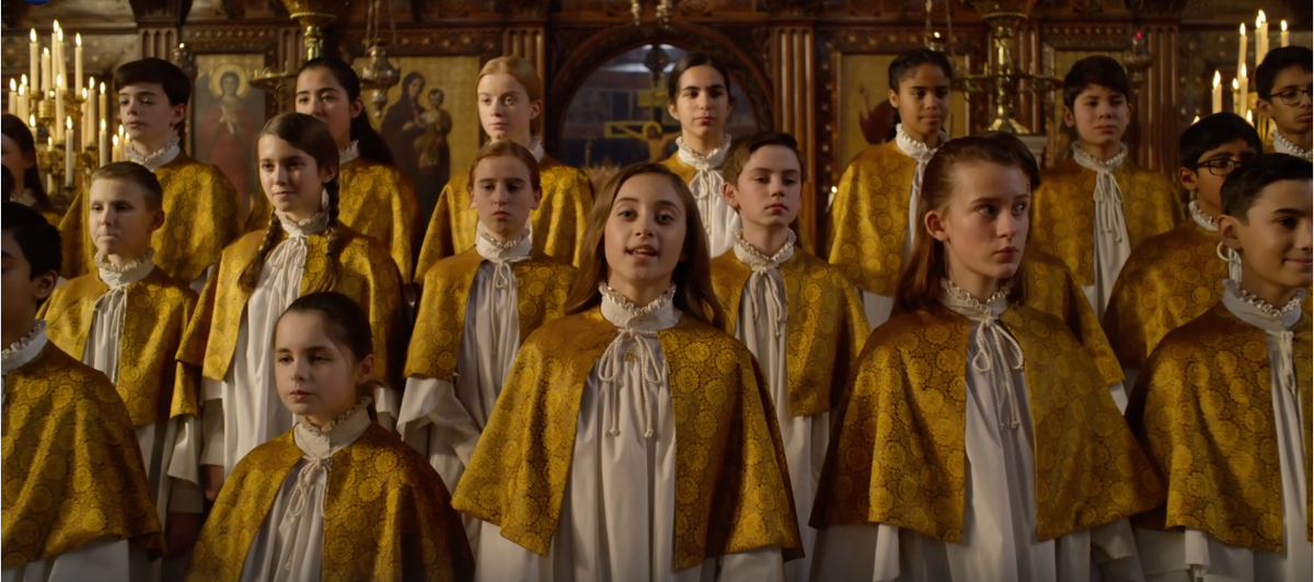 Девочка в центре хора - Катарина, поет в церкви у себя дома, в Югославии