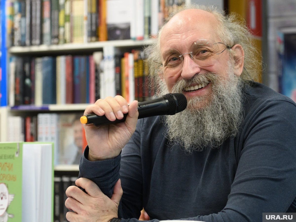    С 1982 года принимает активное участие в различных интеллектуальных играх телевизионного и спортивного формата