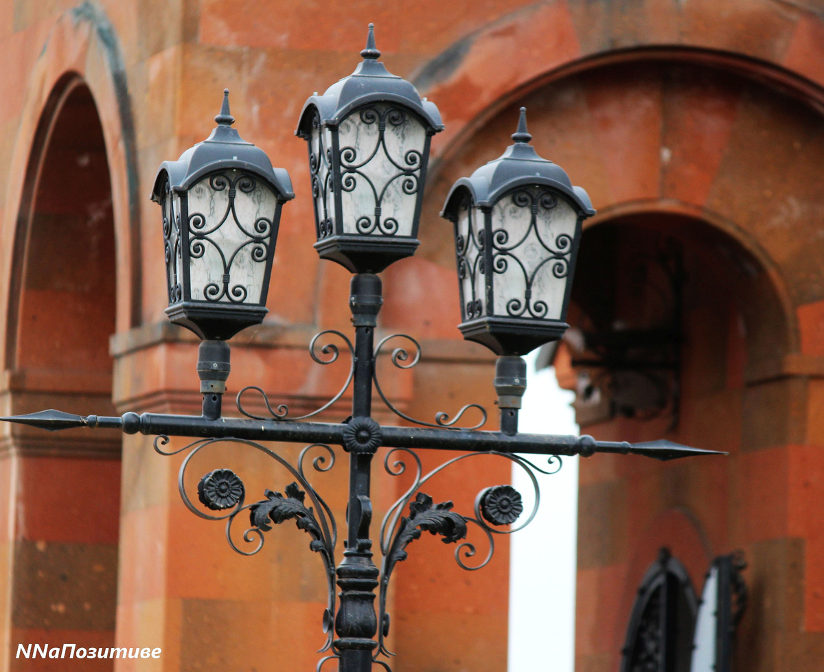 Фонари около Армянской церкви