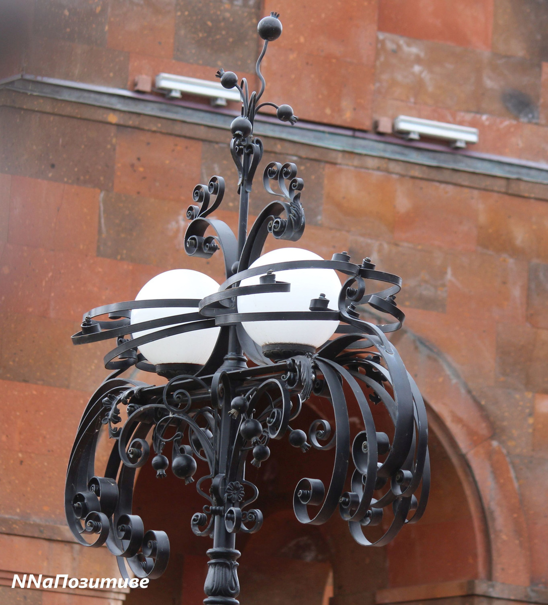 Фонари около Армянской церкви