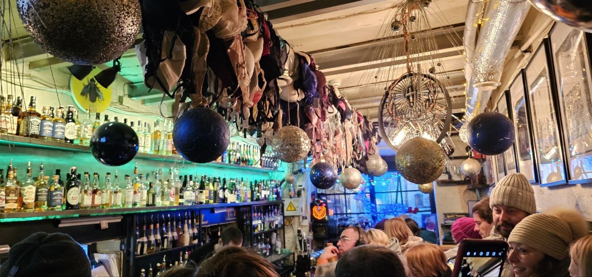 Лифчики реальных девушек, оставленные баре