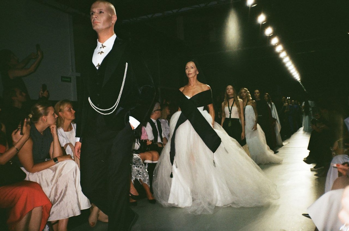 Пленочное фото автора с показа коллекции Сюзанны Барс 1 сентября 2025.