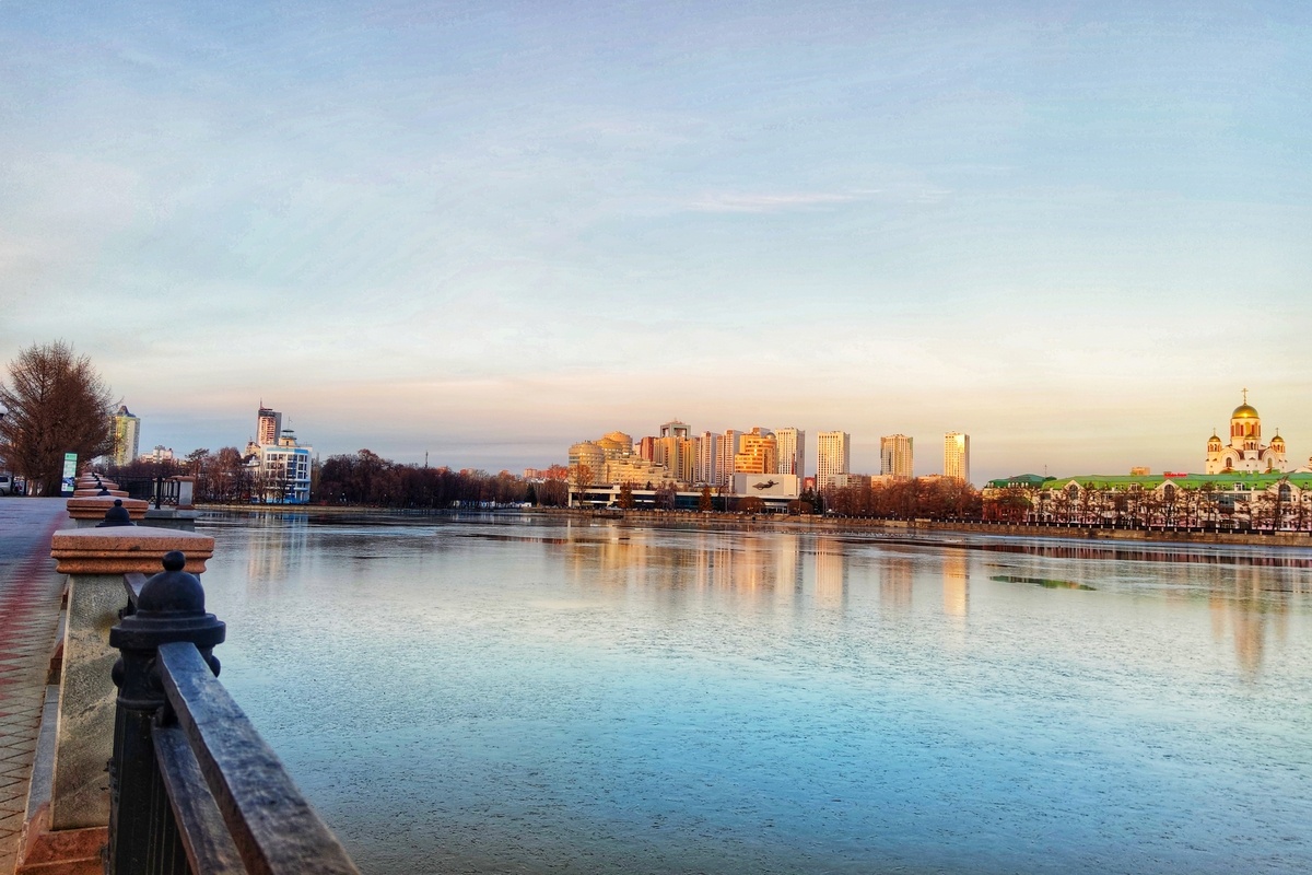 Декабрь наступил, а зима в Екатеринбурге еще нет)