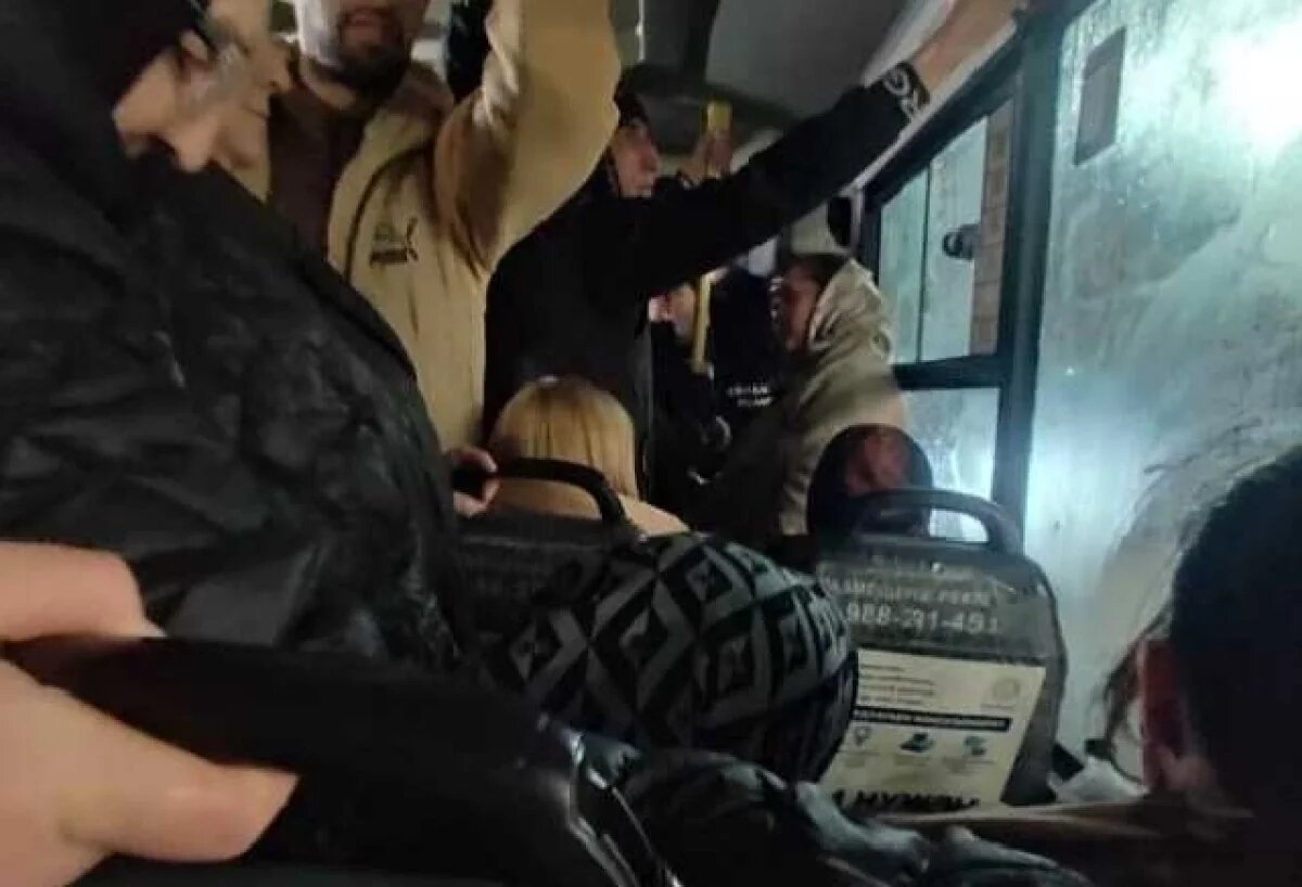    В такой толкучке, по словам жителей Новолака, они регулярно отправляются из Махачкалы домой.