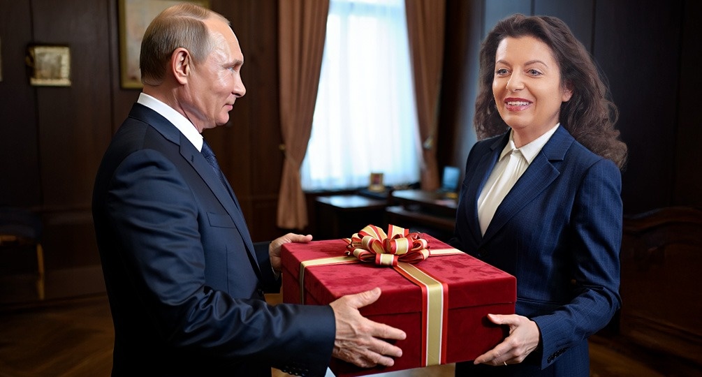 Знак свыше: Симоньян вручила Путину необычный подарок, случайно найденный в магазине индийского винтажа