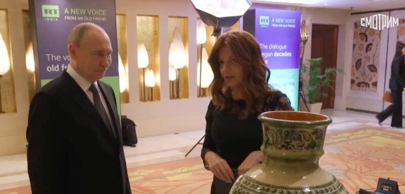   Та самая ваза. Фото: стоп-кадр видео т-г Маргариты Симоньян