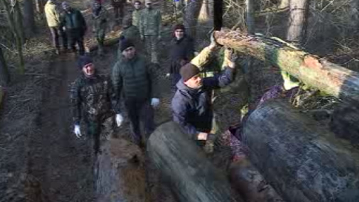    Волонтеры из разных регионов страны и неравнодушные куряне в очередной раз заготавливают дрова для фронта