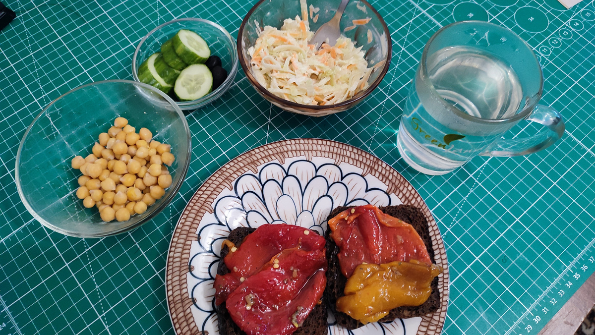 Ужин: салат редька с морковью и майонезом, нут отварной, огурец, бутерброд с печным перцем, чай без сахара и заварки. 