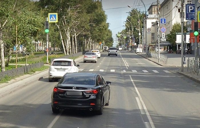 Колея на Красном между домами №48 и №50 видна невооруженным взглядом. Фото сервиса «Яндекс Карты».