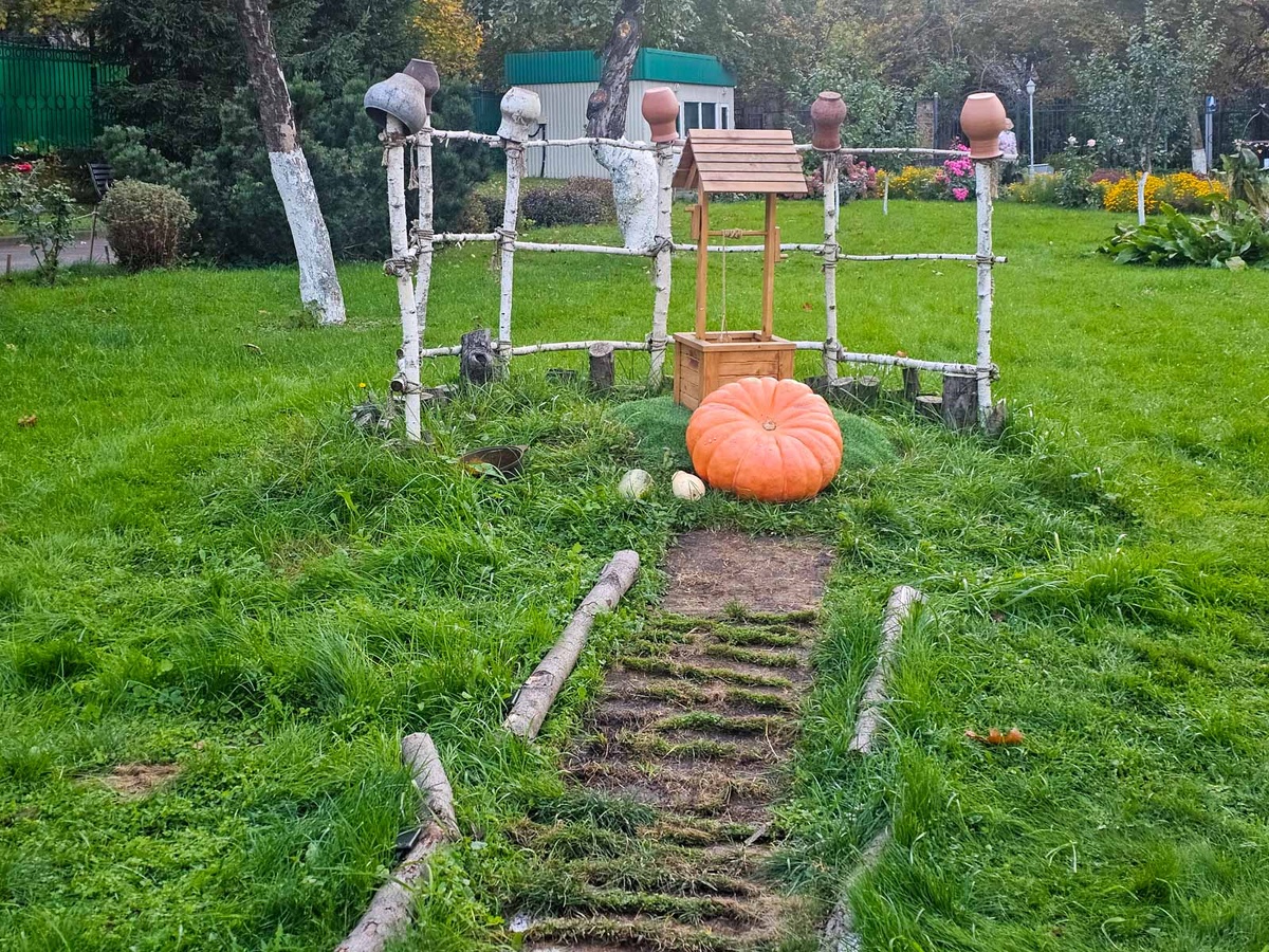 Во дворе церкви Бориса и Глеба в Зюзине