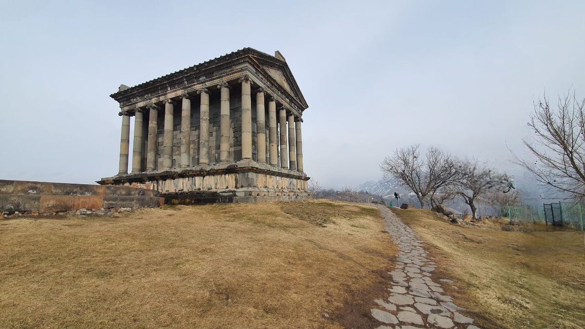 Гарни, древний храм языческим, ложным богам, в Армении