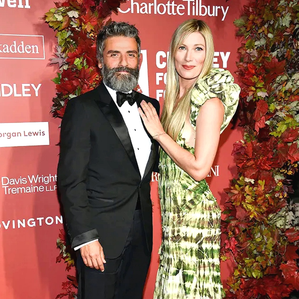 Оскар Айзек и Эльвира Линд на благотворительном мероприятии в Нью-Йорке, 2022 г