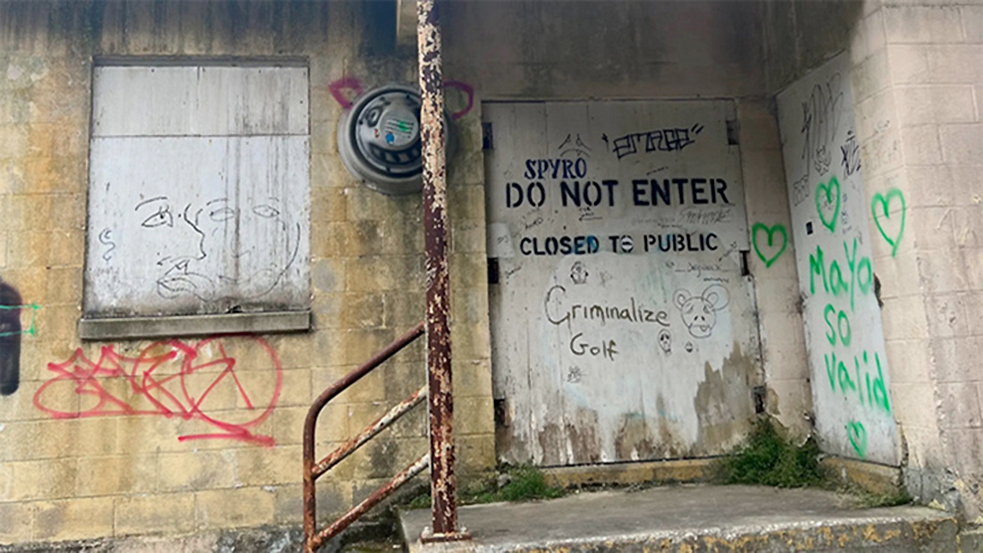 2.2. Один из входов на базу. Внутри – бетон. Источник изображения: businessinsider.com