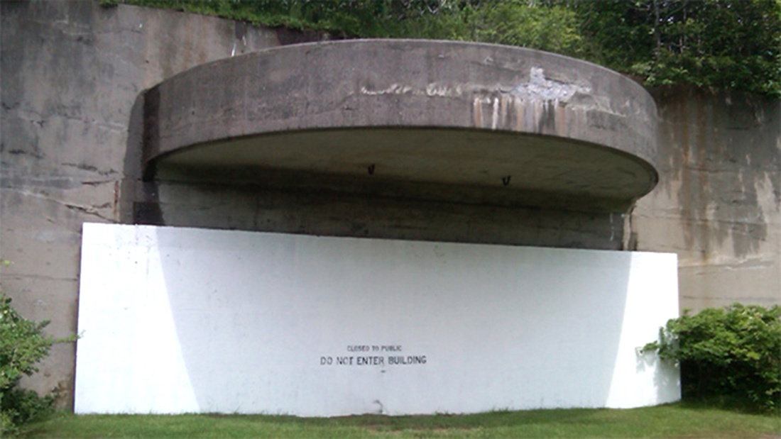 2.3. Надпись: «Объект закрыт для общественного доступа. Проход запрещён». Источник изображения: wikimedia.org