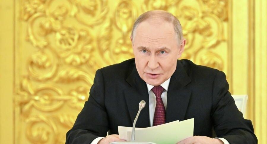 Путин потребовал срочного изменения и «обеления» экономики