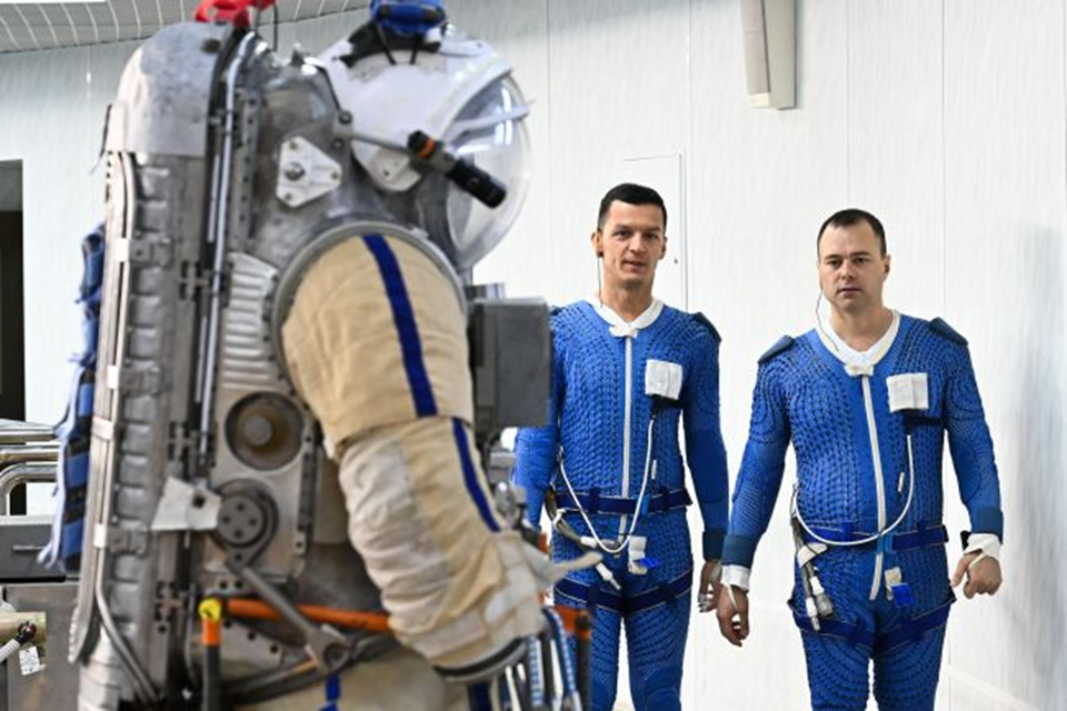 Константин Борисов и Дмитрий Петелин на тренировке в гидролаборатории. Фото: ЦПК