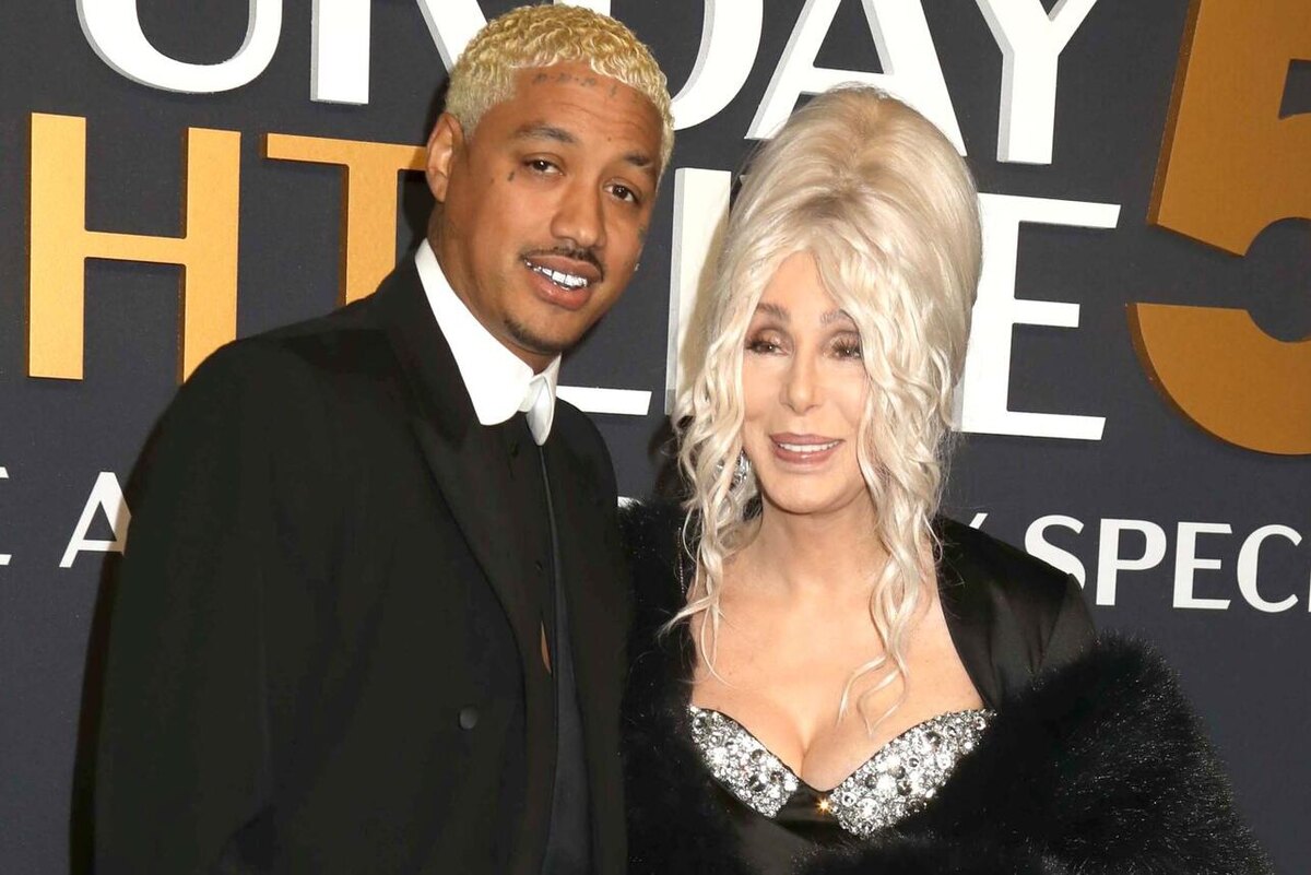    Шер и ее молодой бойфренд LEGION-MEDIA