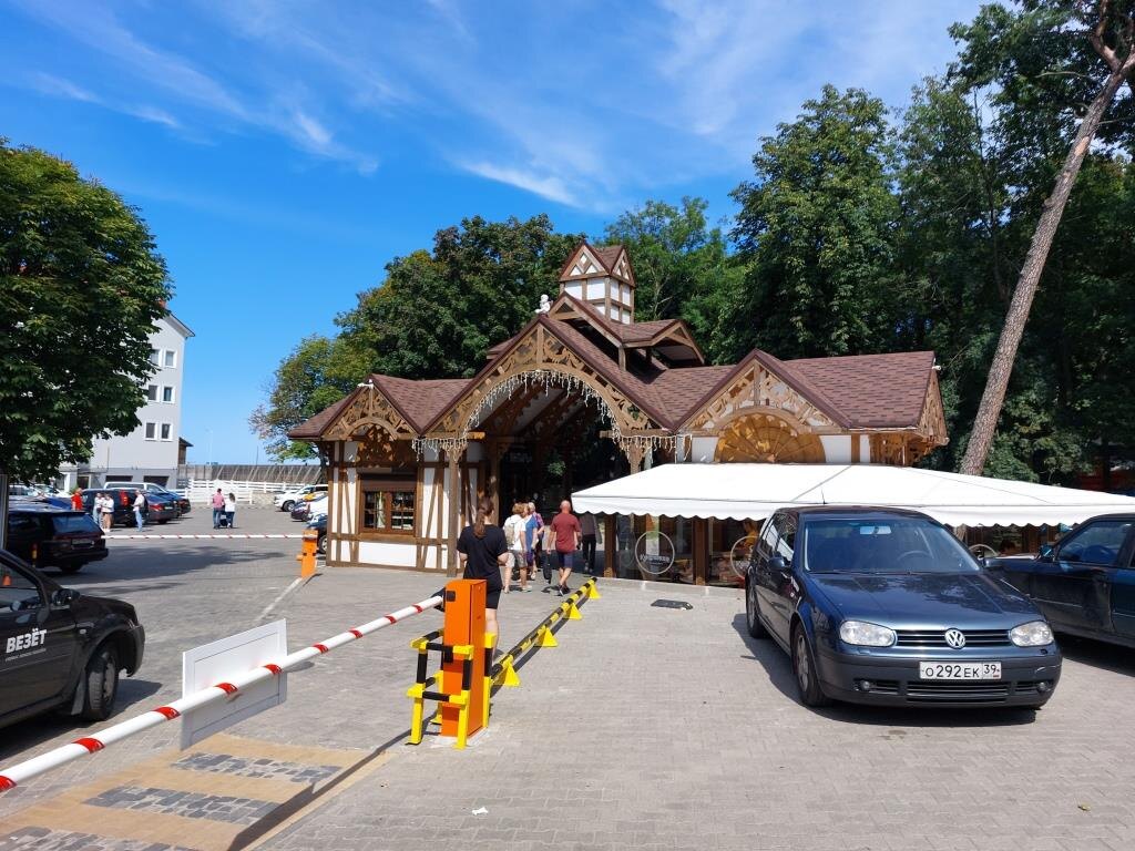 Ещё один красивый деревянный павильон недалеко от входа на променад возле парка