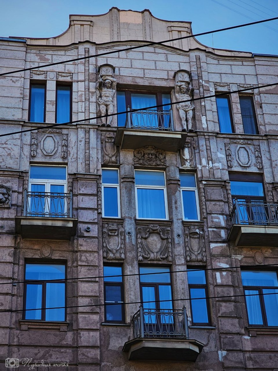 Его фасад привлекает внимание. Фото: Парадная гостья