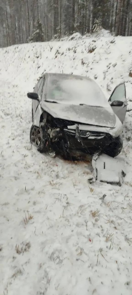    На трассе «Кола» в Медвежьегорском районе автомобиль съехал в кювет© Госкомитет Карелии по безопасности