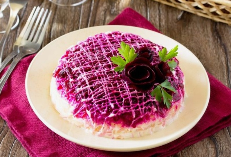 Селёдка под шубой — но с копчёной треской. Как я обновила салат, и семья одобрила.