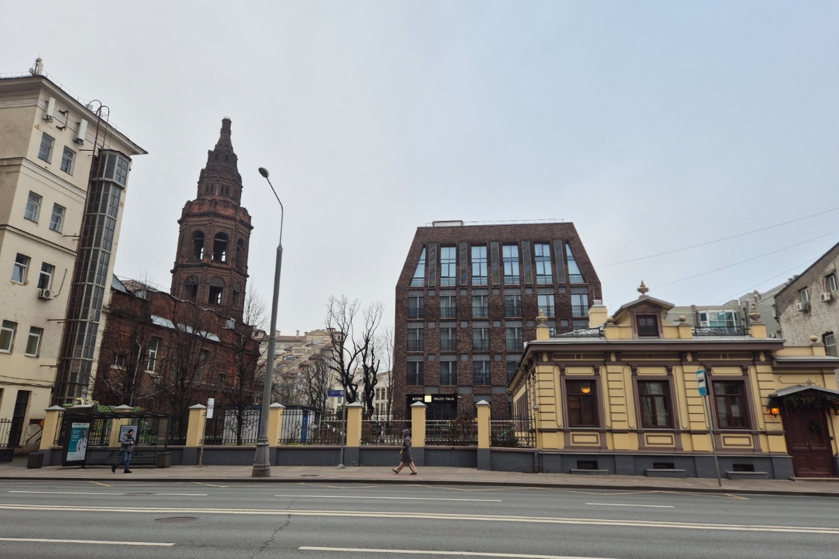    Колокольня Никольского храма на Долгоруковской улице и новая застройка рядом с ней. / Артем Локалов