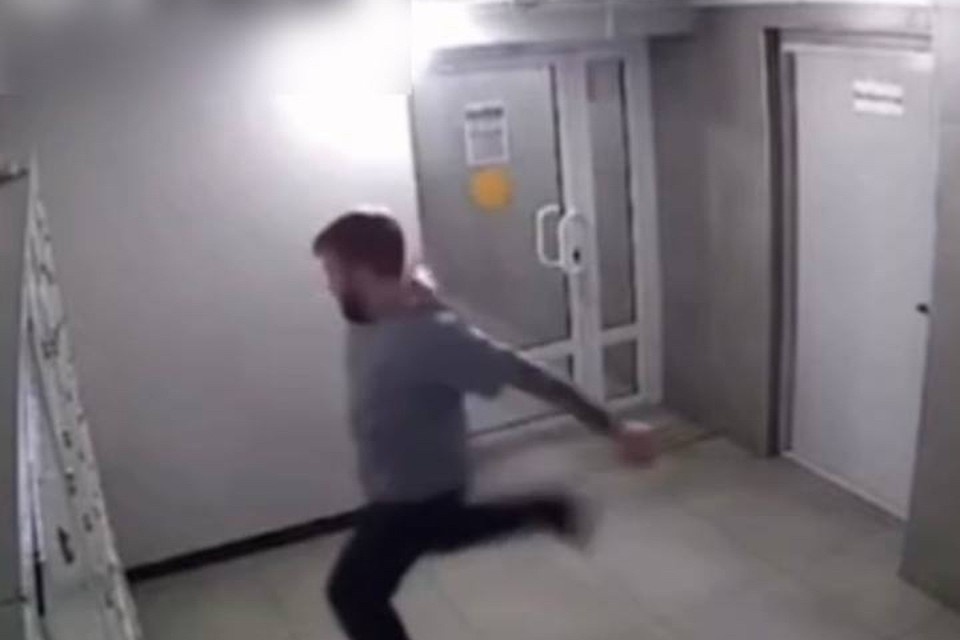    В Иркутске в подъезде дома неизвестный оторвал батарею, из-за чего затопило лифт ГУ МВД по Иркутской области