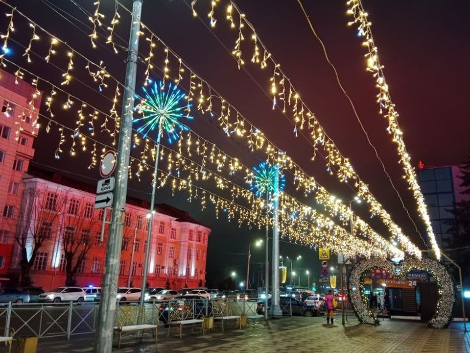    Курск продолжают украшать к Новому году Светлана ВОЛКОВА