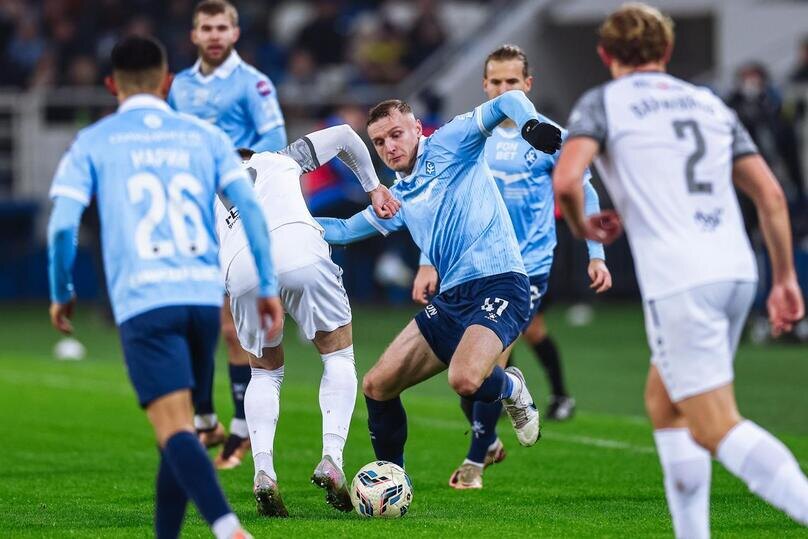     Из-за травм и дефицита исполнителей центральному защитнику Сергею Божину пришлось играть на позиции опорного полузащитника в матче с "Балтикой". Фото: ПФК "Крылья Советов"