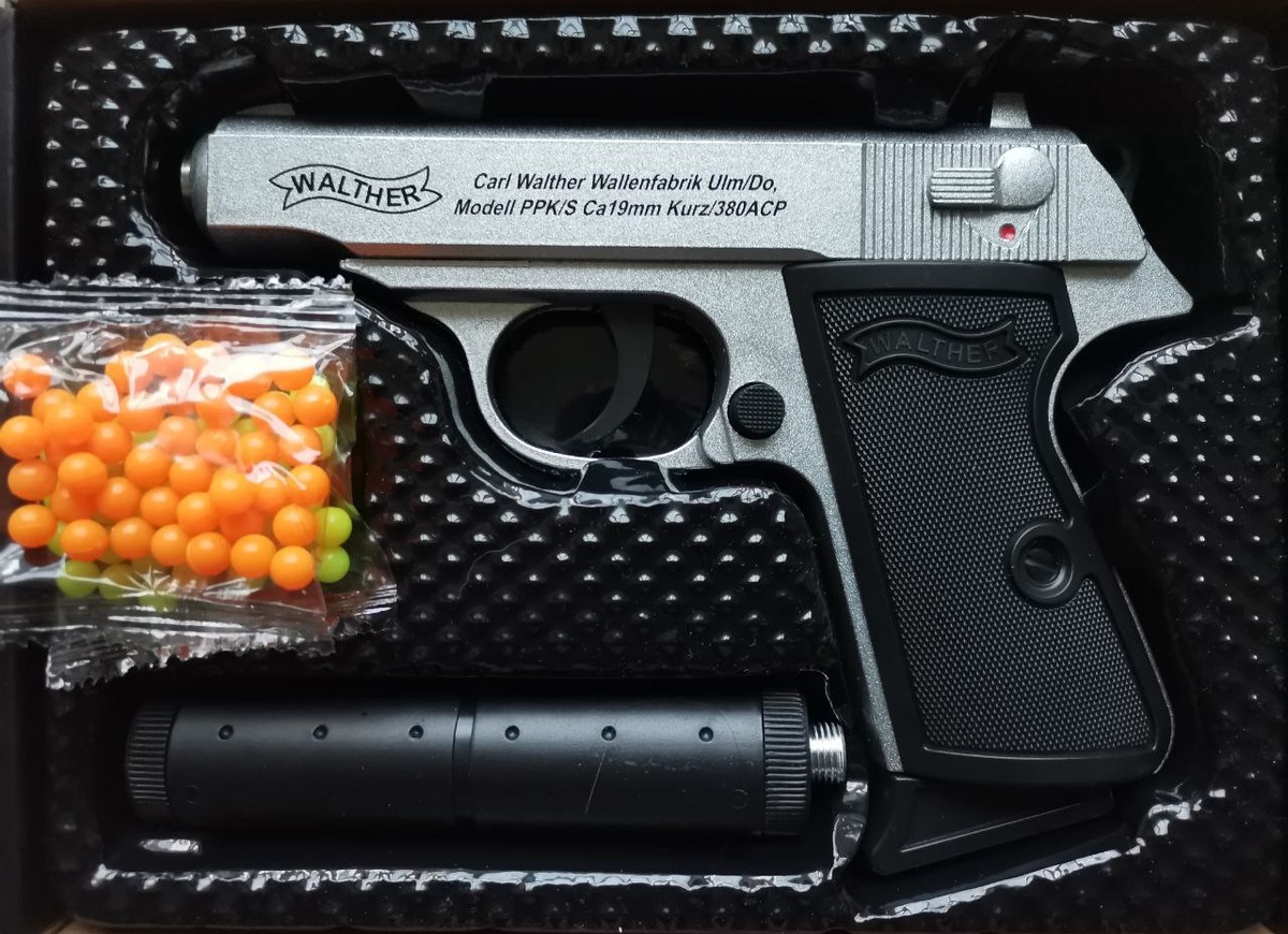 Пистолет с магазином, глушителем и парой пакетов с шариками, отдельной инструкции в комплекте нет