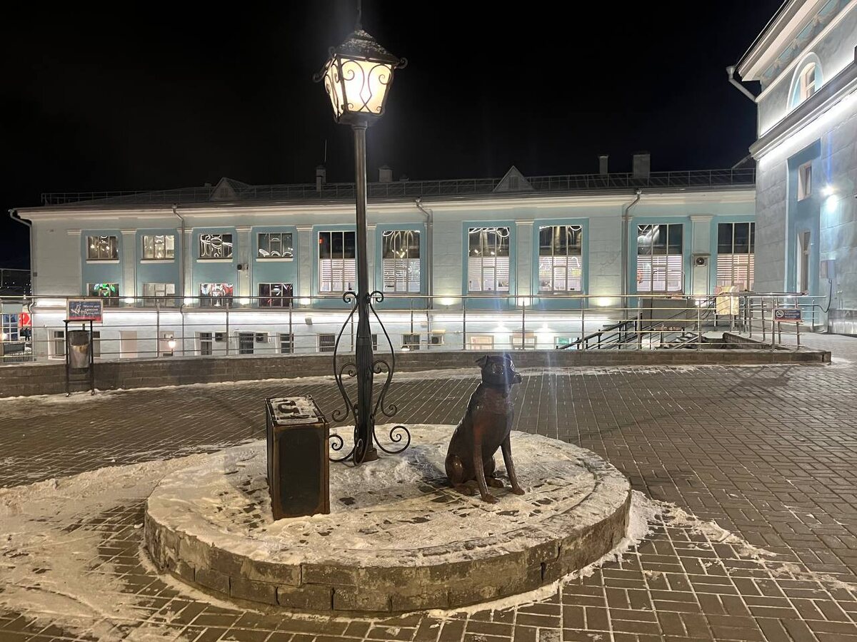 "Присядь на дорожку"- скульптура у жд вокзала г. Кирова